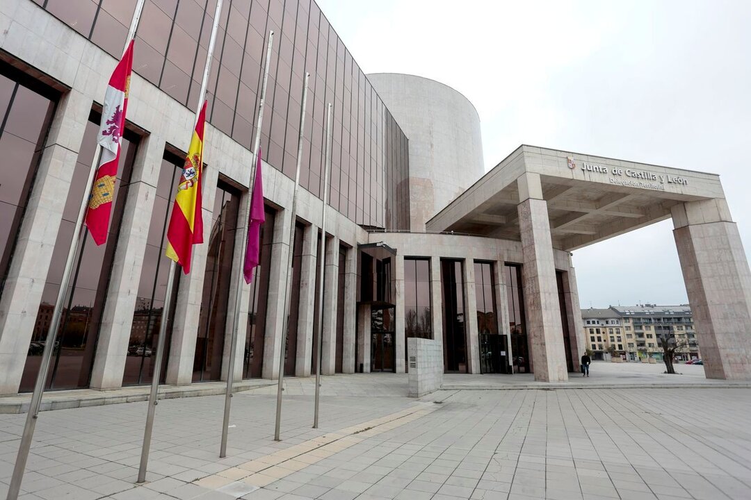 Banderas a media asta en la delegación territorial de la Junta en León