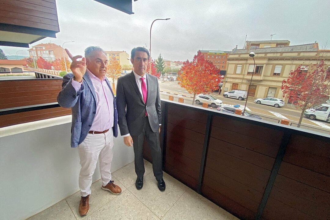 El consejero de Medio Ambiente, Vivienda y Ordenación del Territorio, Juan Carlos Suárez Quiñones, entrega viviendas de camineros rehabilitadas en Astorga. (Foto: Peio García)