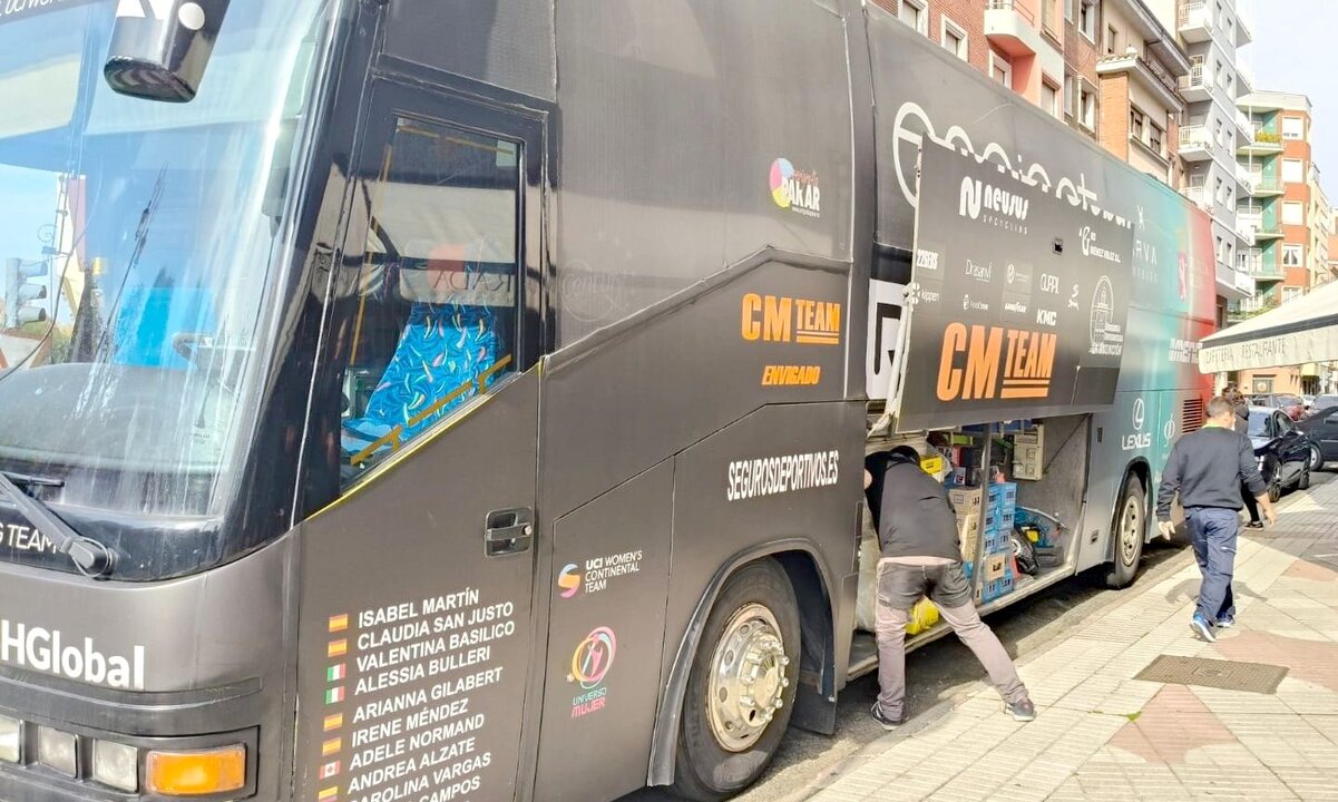 El autobús del Eneicat León acude a Valencia con ayuda para los damnificados.