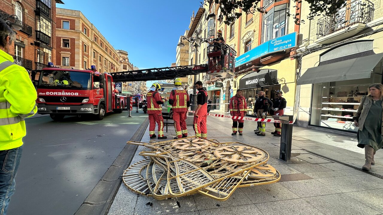 Bomberos León interviene en el lugar de la caída de un arco de iluminación navideña en la capital.