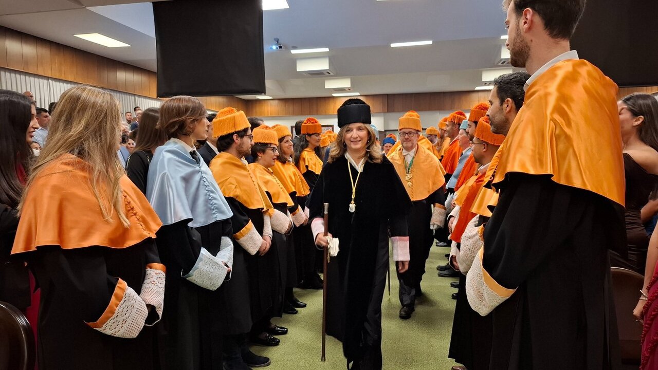 La rectora de la ULE, durante la graduación de los alumnos de Empresariales.