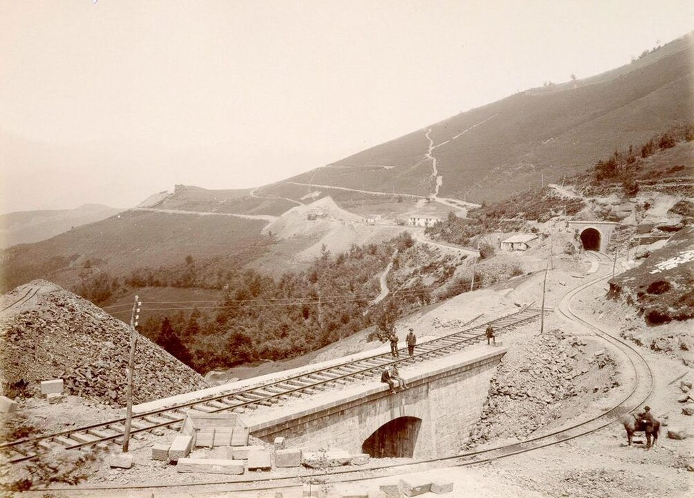 El pontón de Entrambosríos, situado entre los túneles de Canto de la Laguna y El Bescón, cuya boca del lado de León aparece en el extremo derecho. En primer término se observa la vía auxiliar construida para las obras de los trozos 1.º y 2.º. Foto: Paul Sauvanaud