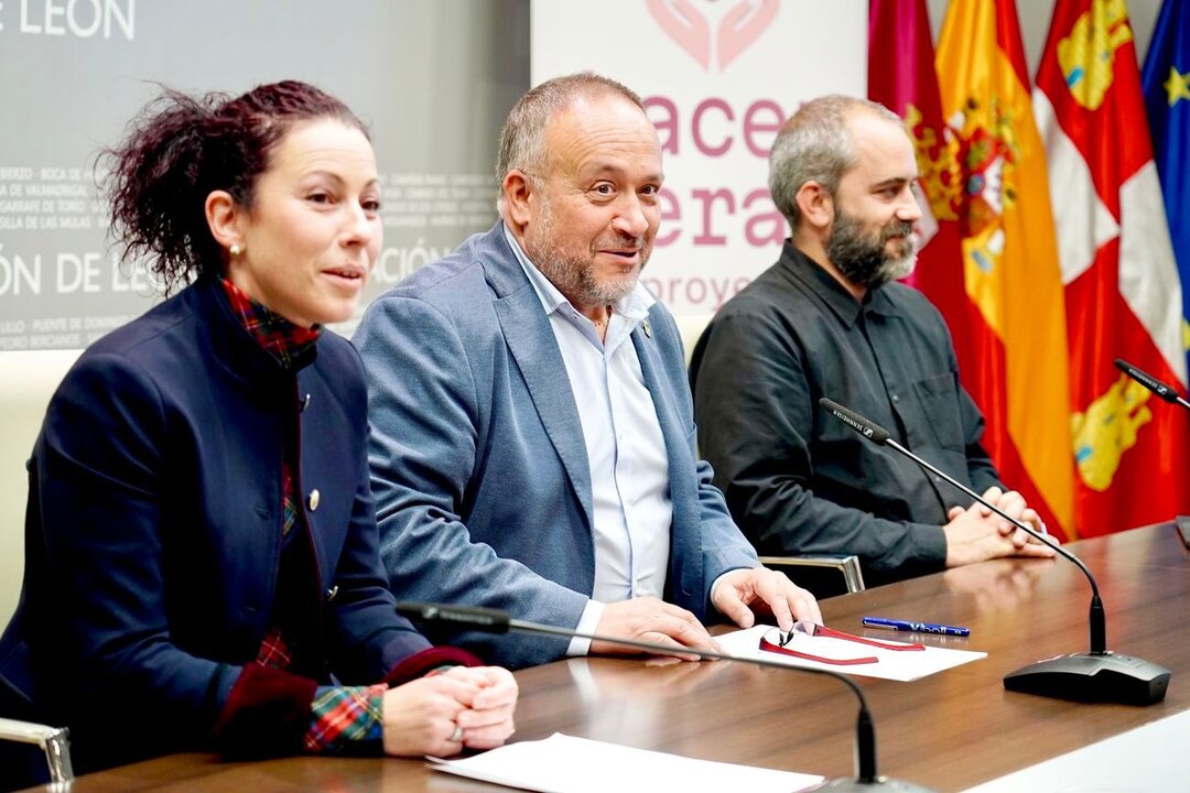 El presidente de la Diputación de León, Gerardo Álvarez Courel, y la diputada de Derechos Sociales y Territorio Sostenible, Carolina López, presentan la iniciativa Hacendera de Proyectos. También participa el responsable del proyecto dentro de la Fundación Platoniq, encargada de su desarrollo, Cristian Palazzi. Foto: Peio García