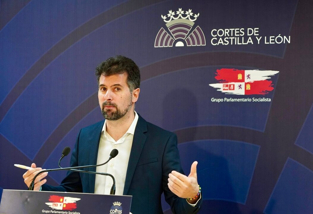 El secretario general del PSOE de Castilla y León y portavoz en las Cortes, Luis Tudanca, comparece ante la prensa tras la reunión celebrada en la Consejería de Economía y Hacienda con el consejero y portavoz de la Junta, Carlos Fernández Carriedo.