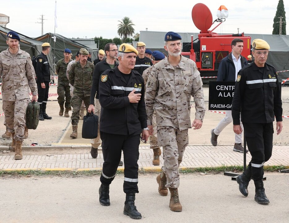 Felipe VI, durante su visita a los acuartelamientos en Valencia.