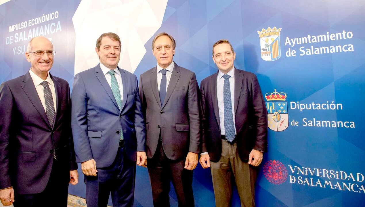 El presidente de la Junta de Castilla y León, Alfonso Fernández Mañueco, participa junto al alcalde de Salamanca, Carlos García Carbayo; el rector de la Universidad de Salamanca, Juan Manuel Corchado; y el presidente de la Diputación de Salamanca, Javier Iglesias, en la firma del segundo protocolo interinstitucional para el impulso de un proyecto de futuro para Salamanca y su área de influencia.