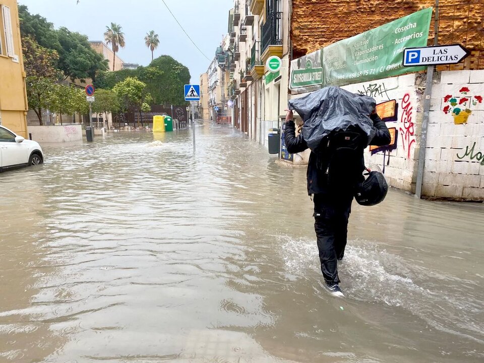 Aemet rebaja a naranja el aviso por lluvias en Valencia y desactiva el de Málaga.