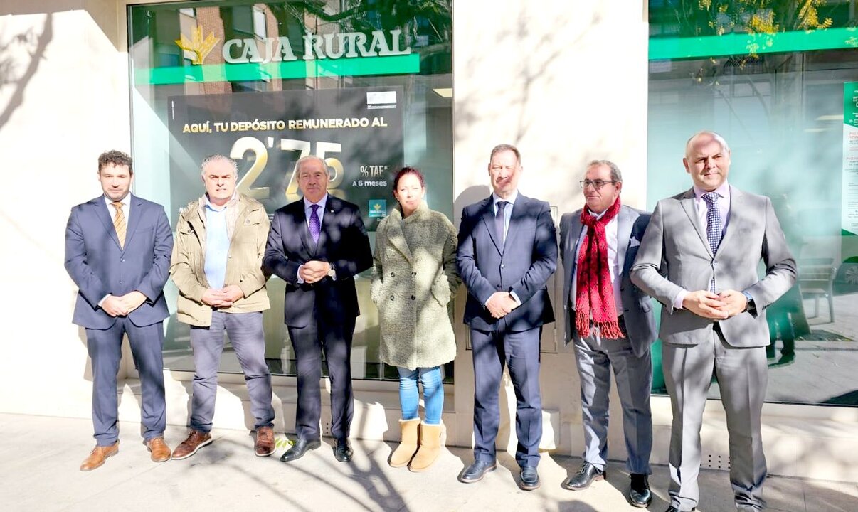 El acto de apertura oficial, en la sede ubicada en el número 8 de la Plaza Obispo Alcolea, contó con la presencia del director general de Caja Rural, Cipriano García, el responsable territorial de Expansión, Ángel Zorita, y el director de Comunicación y Relaciones Institucionales, Narciso Prieto.