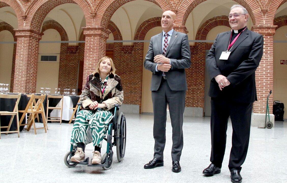 El alcalde de León, José Antonio Diez, con el Obispo Luis Ángel de las Heras y la presidenta de la Hospitalidad, María Eugenia Laso. Foto: Campillo