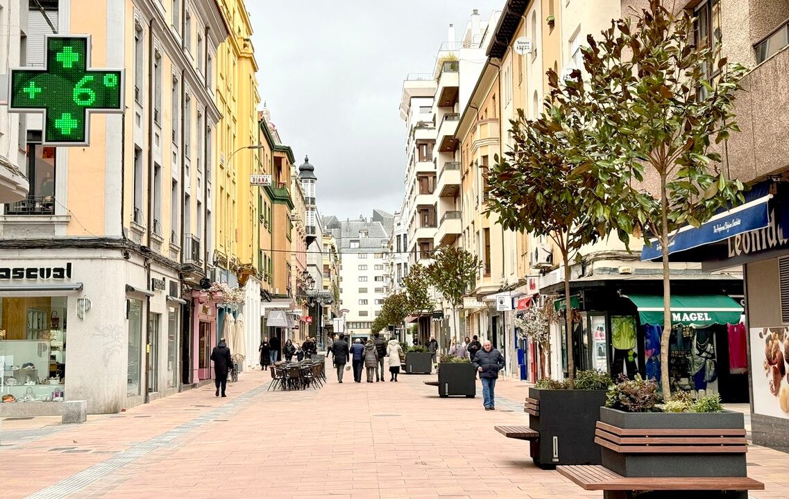 Imagen de la calle Gil y Carrasco, una de las afectadas por la nueva normativa aplicada desde el Ayuntamiento de León.