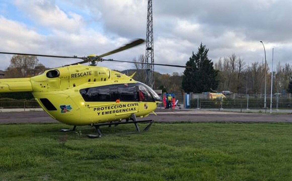 Helicóptero de rescate el momento de dejar al herido en Pola de Gordón.