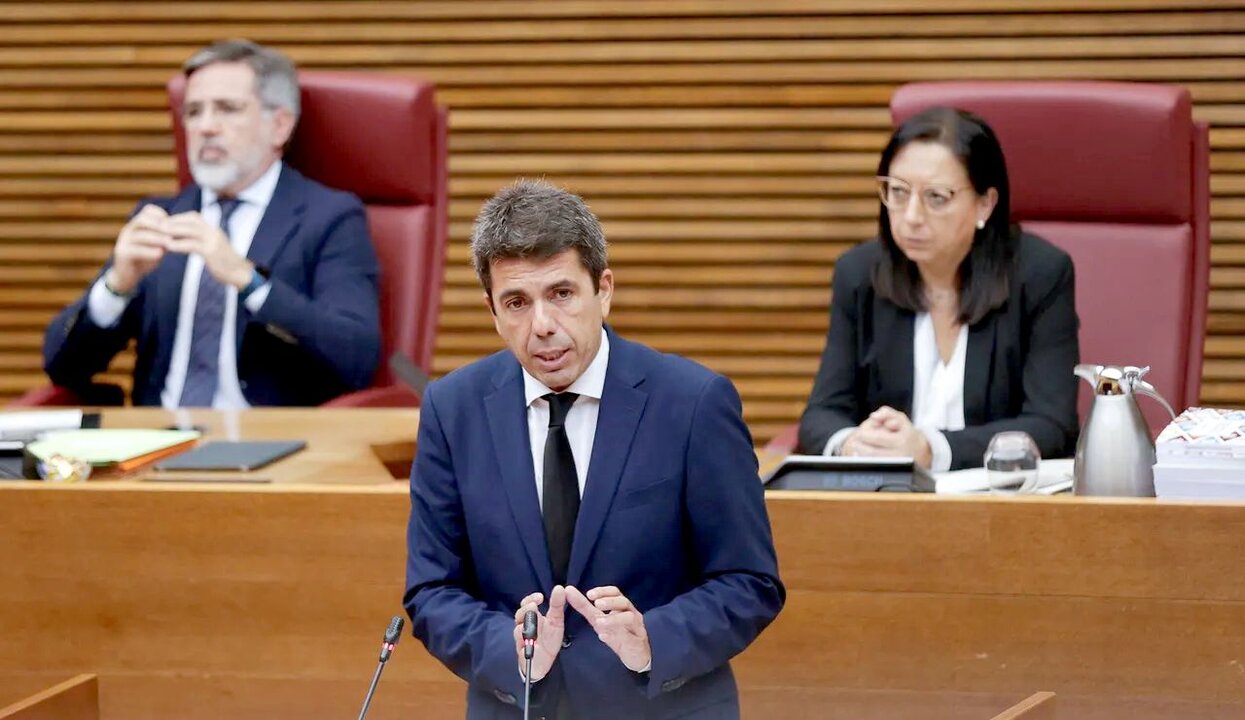 El president de la Generalitat, Carlos Mazón comparece en Les Corts.