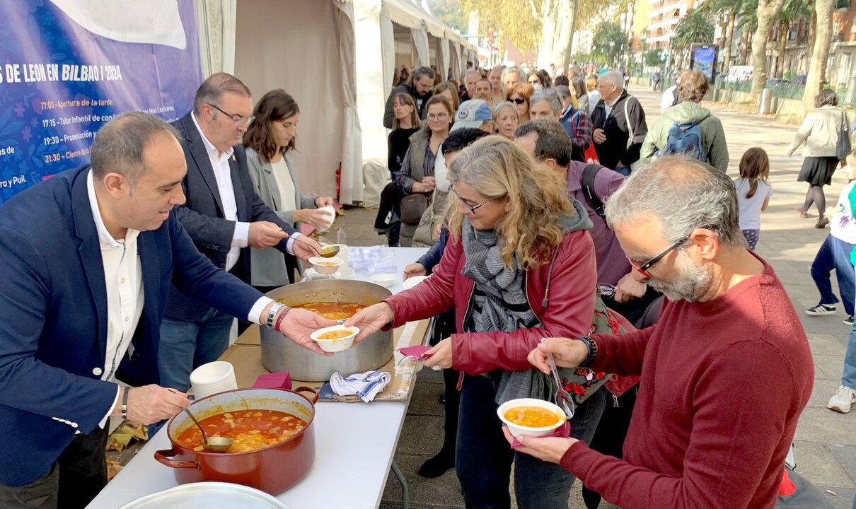 Cerca de 300 personas disfrutan de la alubiada de la I Feria de los Productos de León en Bilbao.