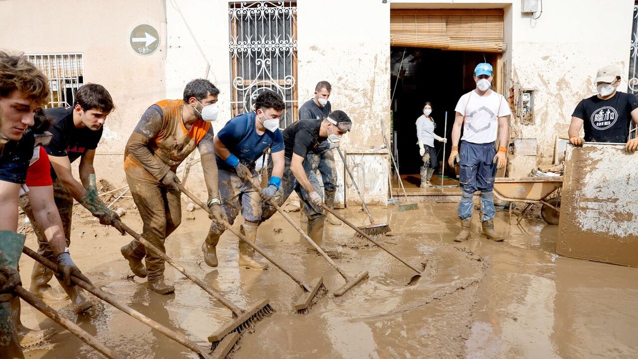 Voluntarios realizando trabajos de limpieza en las zonas afectadas por la DANA en Valencia.