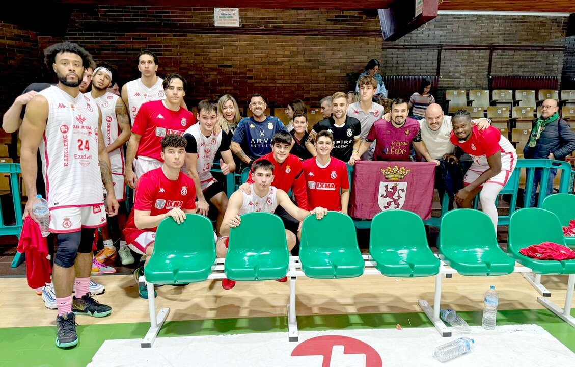 La plantilla de la Cultural Baloncesto posa a la conclusión del encuentro con un grupo de aficionados.