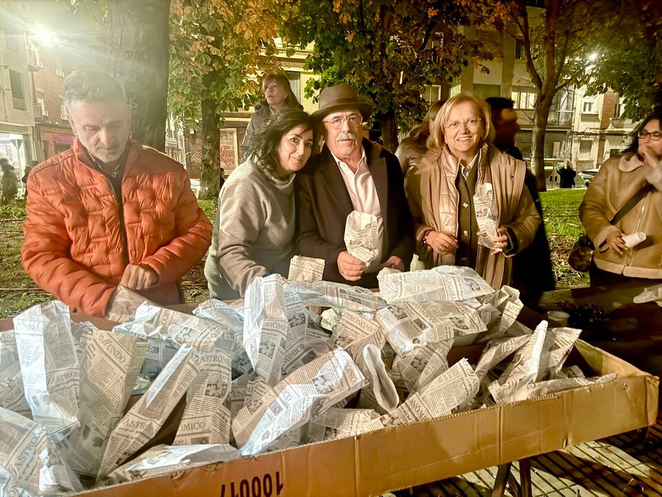 Los concejales del Ayuntamiento de León Álvaro Pola y Lourdes González han compartido con los vecinos un magosto en el que se han repartido 200 kilos de castañas y chocolate caliente.