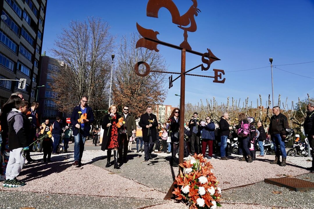 León se suma al Día de la Víctimas de Accidentes de Tráfico con una ofrenda floral. Foto Campillo