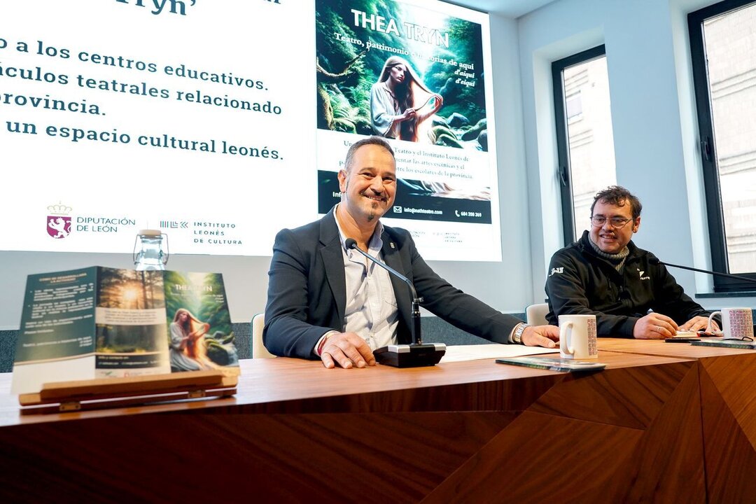 El diputado de Cultura, Arte y Patrimonio de la Diputación de León, Emilio Martínez Morán, y el responsable de la compañía Nath Teatro, Andrés Campelo, presentan la campaña de teatro escolar Thea Tryn. Foto: Campillo