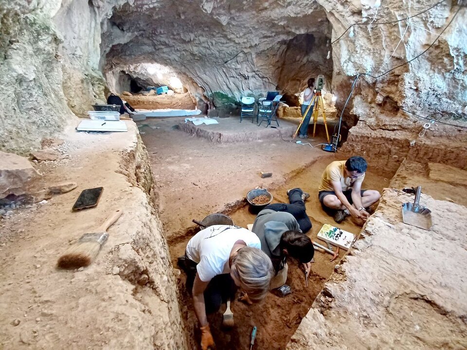 El equipo de Investigación del yacimiento de Prado Vargas realiza un estudio que permite conocer que los neandertales de este yacimiento coleccionaban fósiles de origen marino hace 46.000 años. Foto: Ical