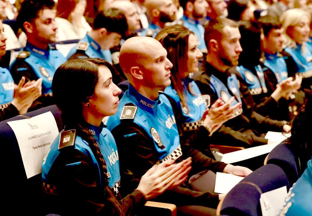 Agentes de la Policía Local de León durante la entrega de distinciones este lunes.