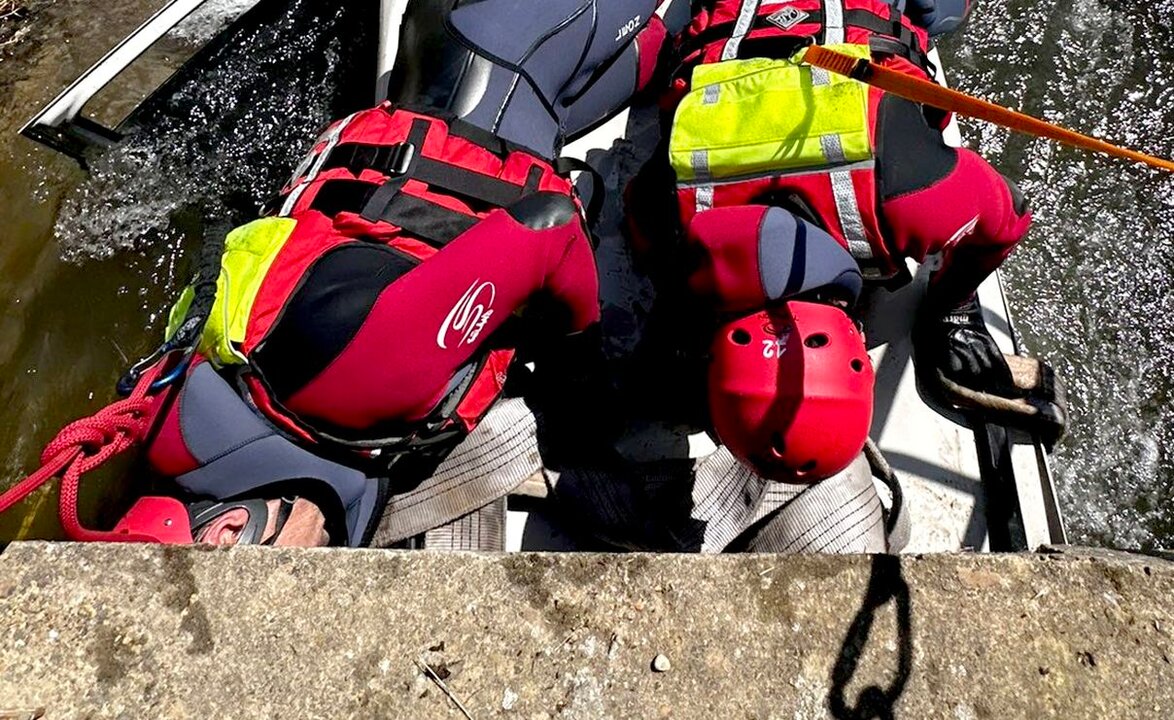 Bomberos León durante un rescate en una zona de agua.