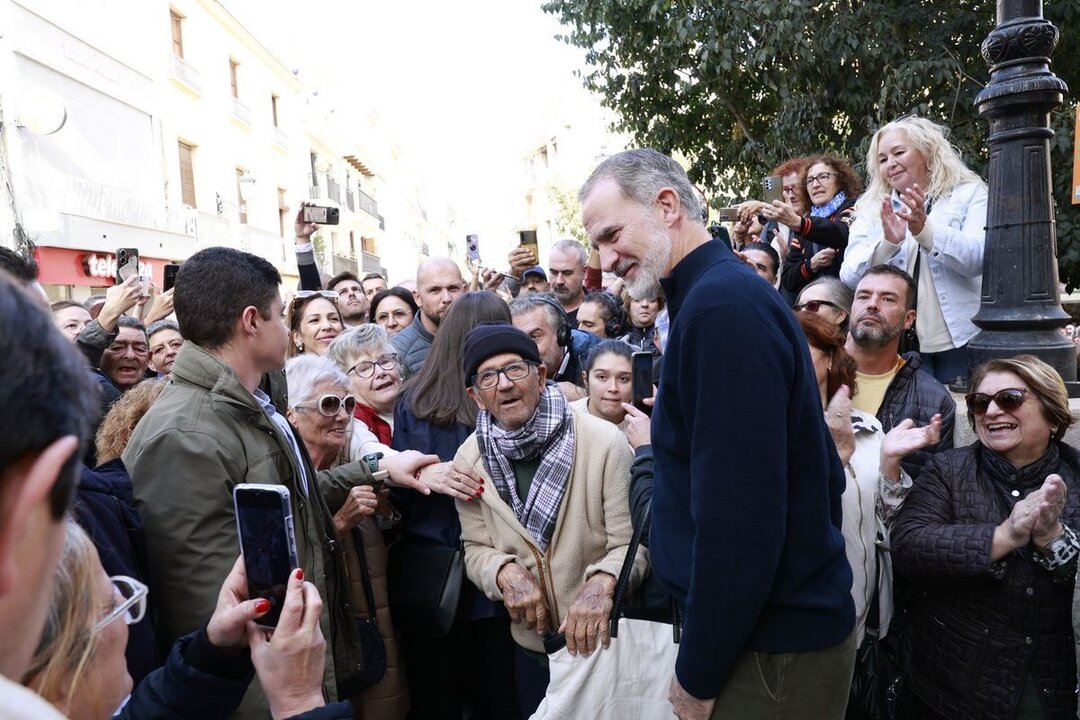 Los Reyes, durante su visita a la zona afectada por la DANA este martes.