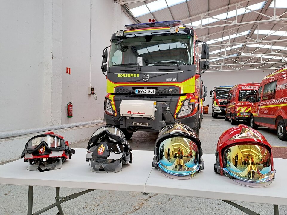 Imagen de los nuevos cascos de protección que usará el dispositivo de bomberos del Sepeis.