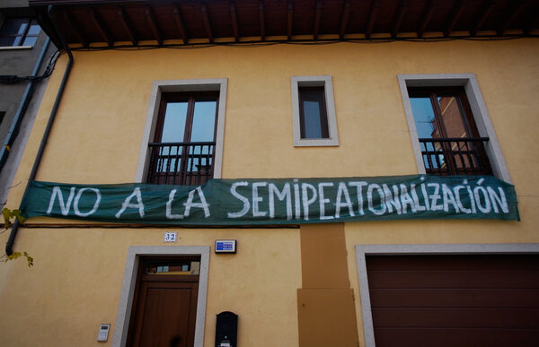 Proyecto de semipeatonalización en  Ponferrada. El Ayuntamiento considera que la oposición vecinal remitirá a medida que avance.