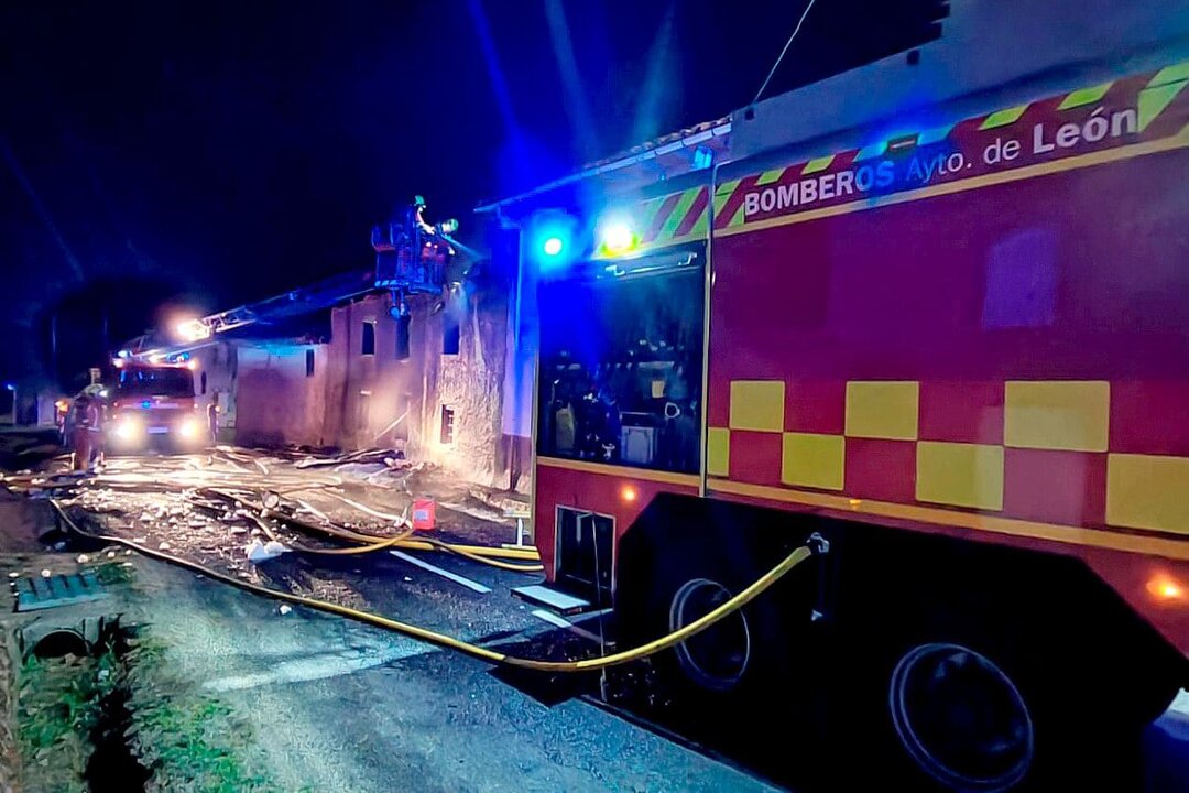 Efectivos de Bomberos de León en el lugar del incendio.