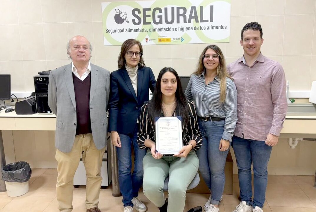 Algunos investigadores participantes en el estudio. De izquierda a derecha: Carlos Alonso Calleja, Rosa Capita González, Sarah Panera Martínez, Cristina Rodríguez Melcón y Daniel Rodríguez Campos.