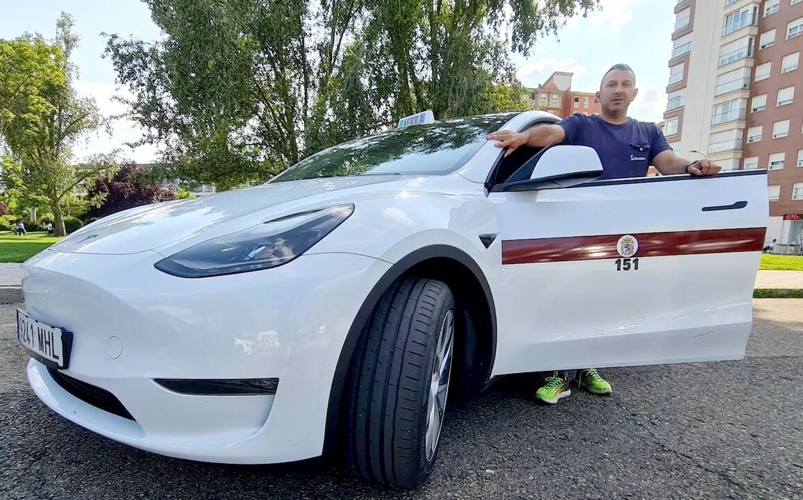 El '151', uno de los taxi cien por cien eléctricos que circulan por León capital.