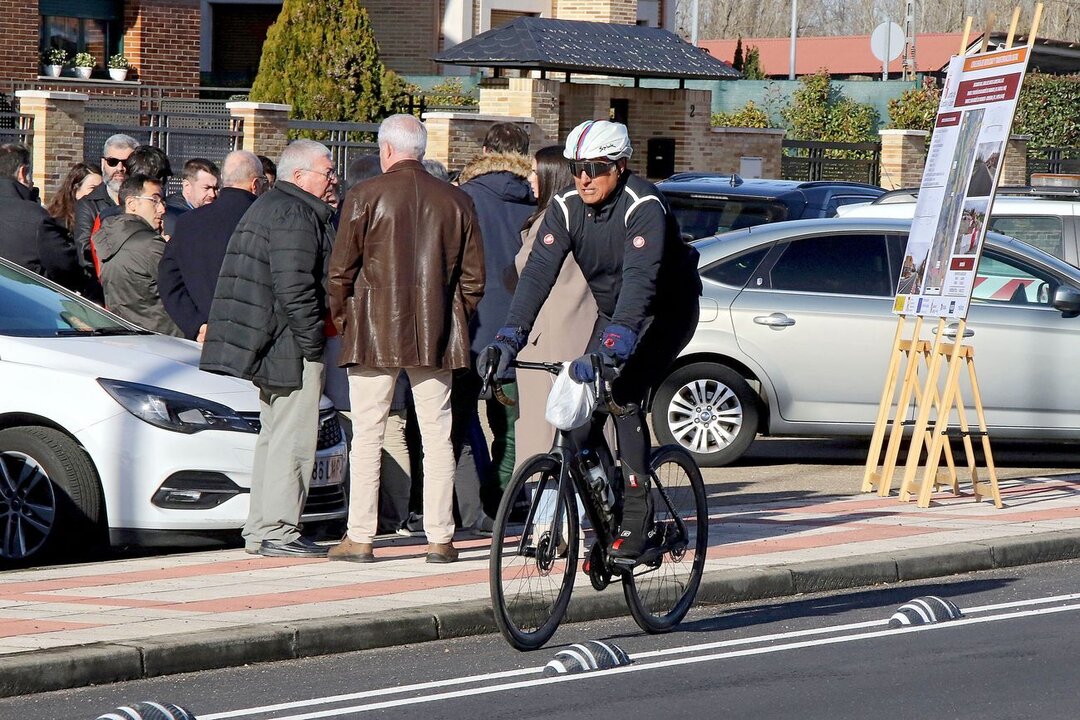 El consejero de Movilidad y Transformación Digital visita las obras del carril bici en el municipio de San Andrés del Rabanedo. Foto: Peio García