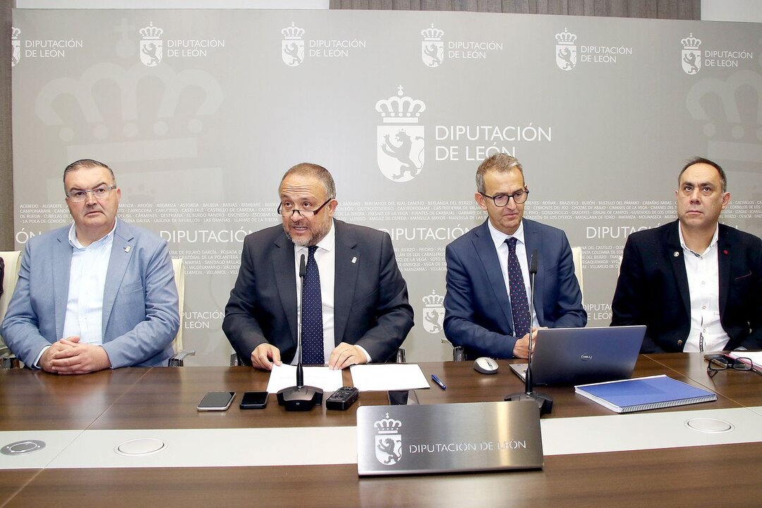 El presidente de la Diputación de León, Gerardo Álvarez Courel, y el diputado de Hacienda, Santiago Dorado, acompañados por los vicepresidentes Roberto Aller, Valentín Martínez, Ana Arias y Luis Alberto Arias, presentan el proyecto de presupuestos de la institución provincial para 2025. Foto: Peio García