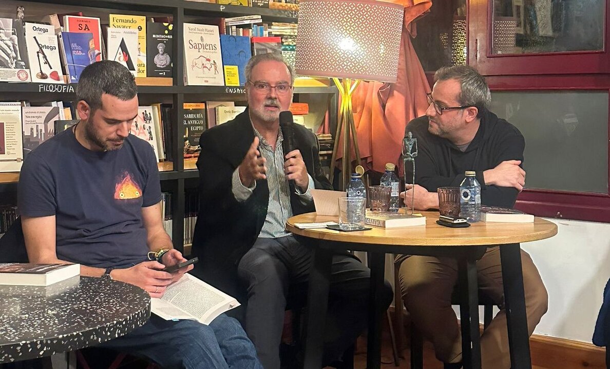 Leonardo Cervera, acompañado por Ibán García del Blanco y Goyix Salduero, presenta esta novela histórica en la librería Tula Varona con una gr