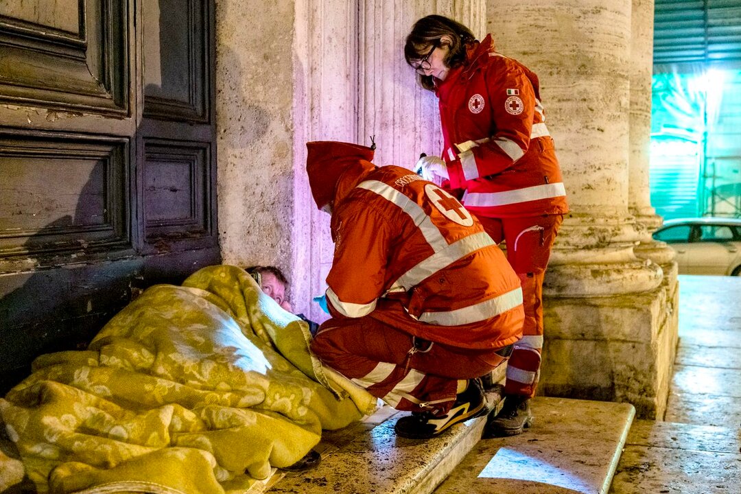 La Unidad móvil de Emergencia Social que actúa durante la noche atiende cada jornada a una docena de personas.