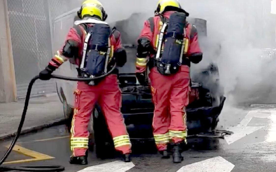 Efectivos de Bomberos León en el lugar del incendio.