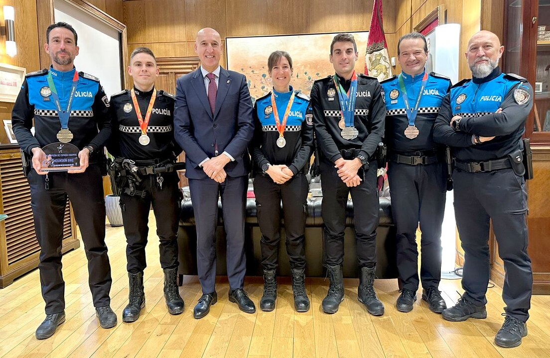 El alcalde de León recibe a los policías participantes en el XXVI Campeonato Nacional de Policías Locales MTB celebrado en septiembre en Jerez y el X Europen Police & Fire Games que tuvo lugar en Braga (Portugal) en octubre.