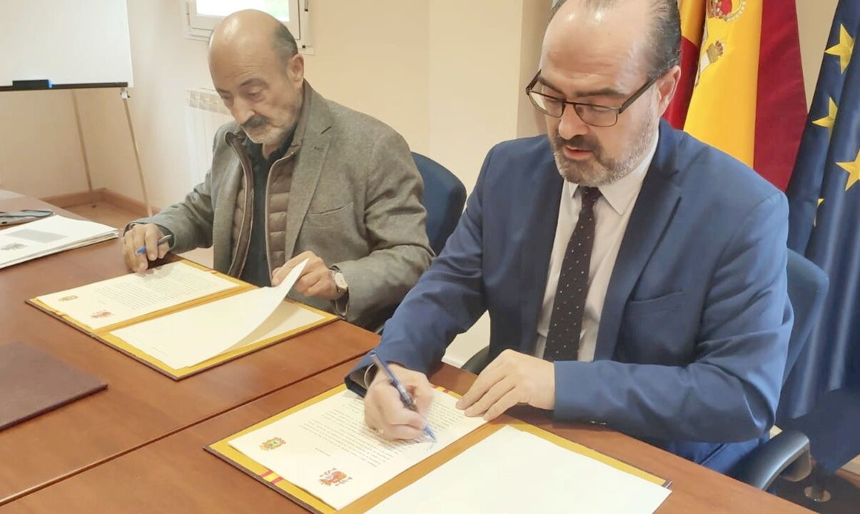 El alcalde de Ponferrada, Marco Morala, durante la firma de un convenio este martes. Foto: César Sánchez