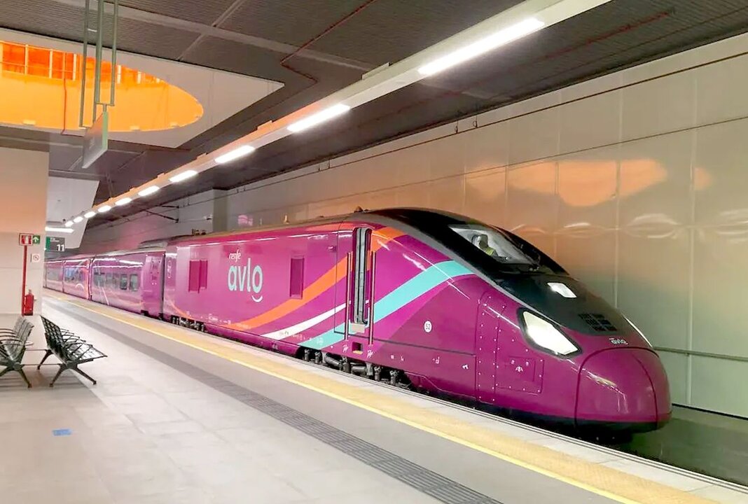 Un tren Alvo, línea de bajo coste de Renfe, en la Estación de León.