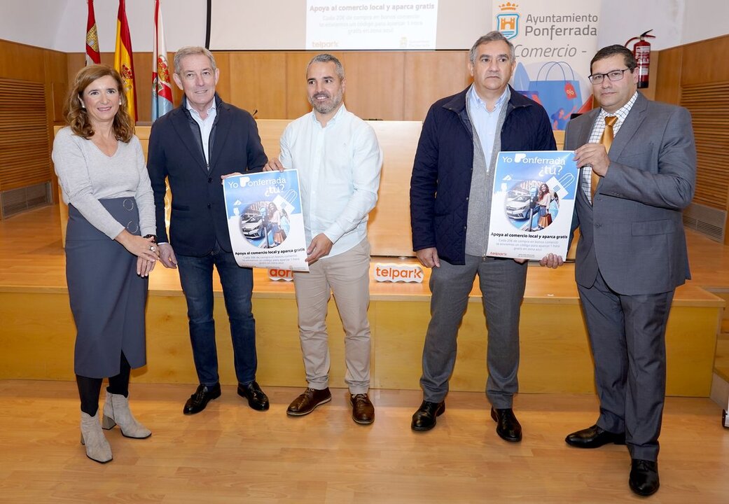 El concejal de Comercio del Ayuntamiento de Ponferrada, David Pacios (C), junto al presidente de la Cámara de Comercio de León (2I), Javier Vega, y representantes de la empresa Dornier, concesionaria del servicio de la ORA en Ponferrada, durante la presentación de la nueva campaña de bonos comercio. Foto: César Sánchez