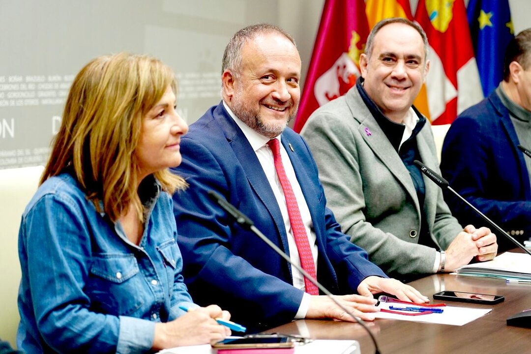 El presidente de la Diputación de León, Gerardo Álvarez Courel, y los vicepresidentes, Valentín Martínez y Ana Arias, presentan la estrategia de Inteligencia Artificial de la institución provincial. Foto: Campillo