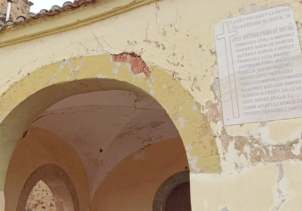 La Junta Vecinal de Huerga de Garaballes alerta del posible derrumbe del arco de entrada a la iglesia.