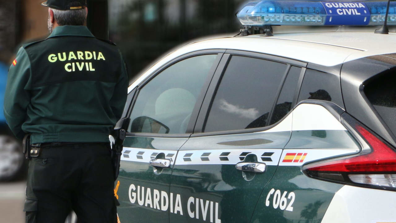 Los efectivos de la Guardia Civil investigan la contratación irregular en un taller de Valencia de Don Juan.