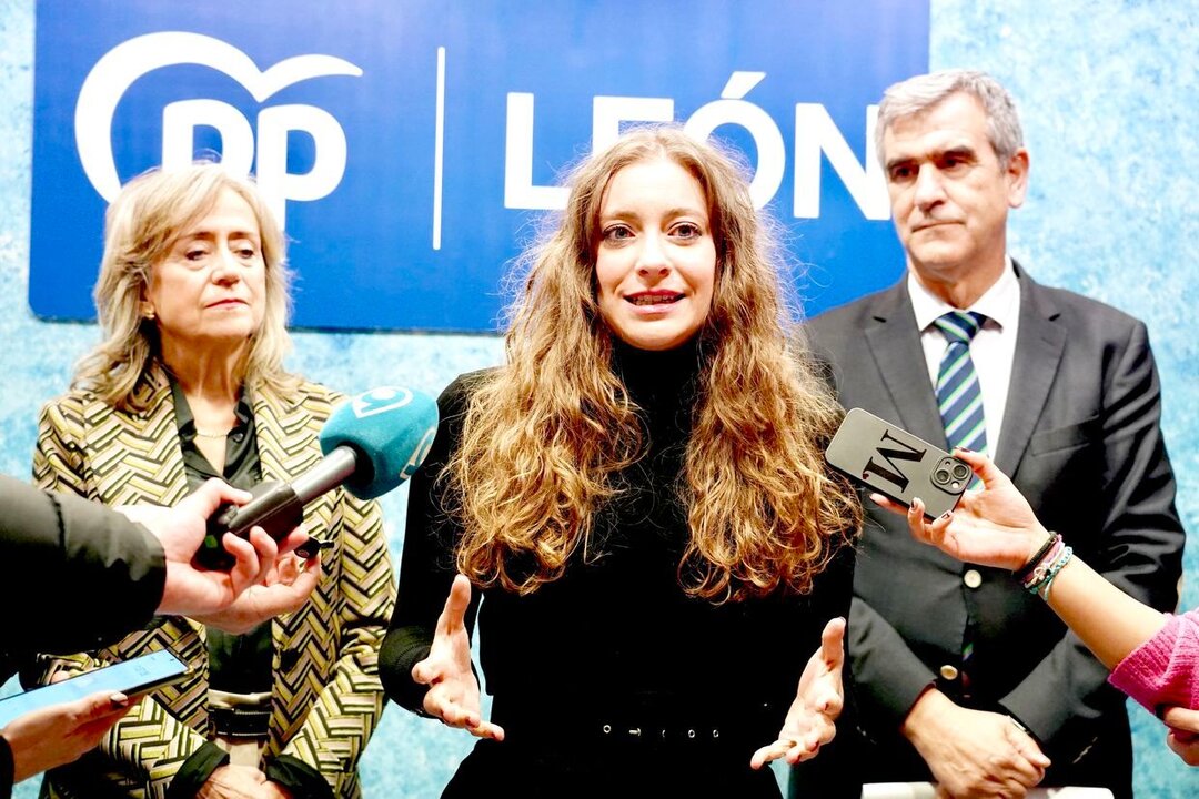 El Partido Popular de León organiza la jornada 'Educación y Conciliación en el medio rural´' con la presencia de la vicesecretaria nacional de Educación y presidenta del PP provincial, Ester Muñoz, el secretario nacional de Política Municipal y diputado por Guadalajara, Antonio Román, y el portavoz del PP en las Cortes de Castilla y León, Ricardo Gavilanes. Foto: Campillo