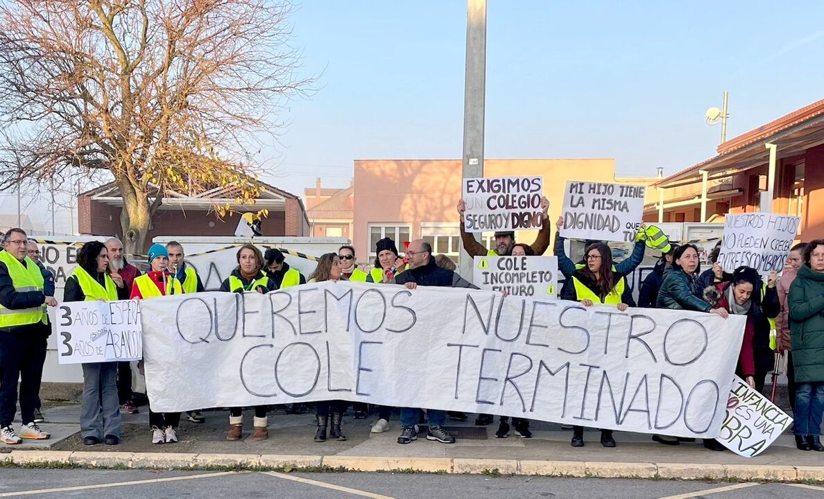 La Asociación de Madres y Padres de Alumnos del Colegio de Cembranos, perteneciente al Centro Rural Agrupado de Villacedré, en la provincia de León, se concentró este jueves a las puertas del centro educativo para exigir a la Junta de Castilla y León la finalización de unas obras que llevan “cuatro cursos en ejecución”.