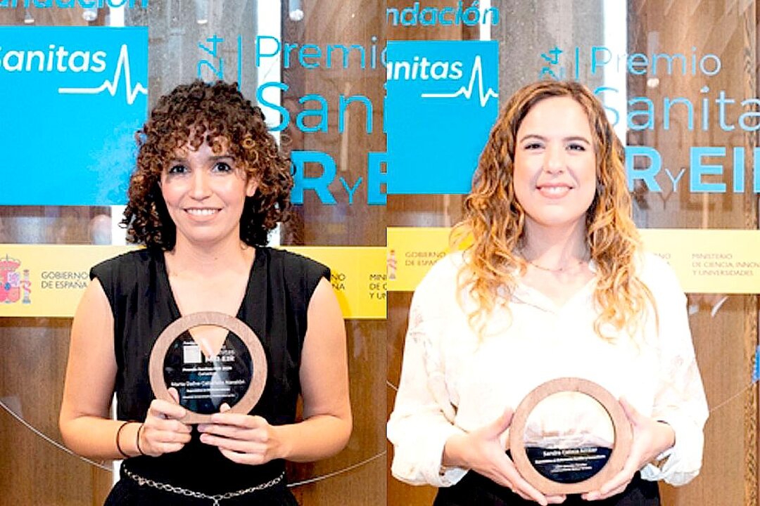 Marta Dafne Cabañero, Premio Sanitas MIR 2024 y Sandra Caloca, Premio Sanitas EIR 2024 con los galardones.