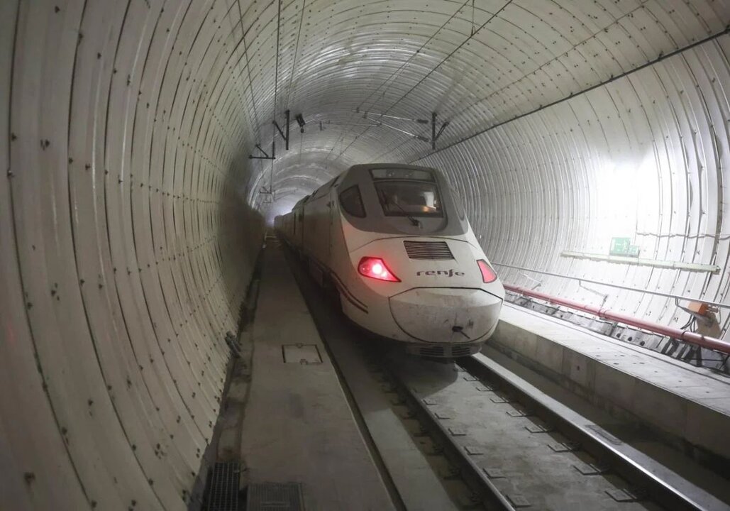 Imagen de un tren AVE en la Variante de Pajares.