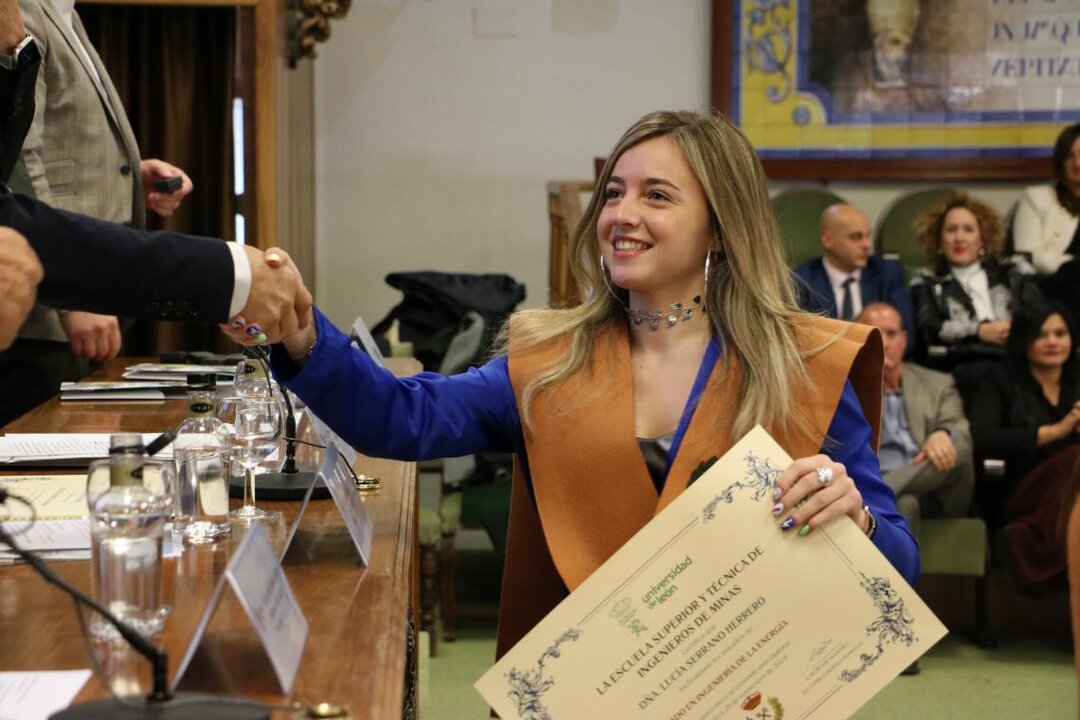 El Aula Magna de San Isidoro ha albergado este viernes el acto de graduación de los estudiantes de la Escuela Superior y Técnica de Ingenieros de Minas de la Universidad de León.