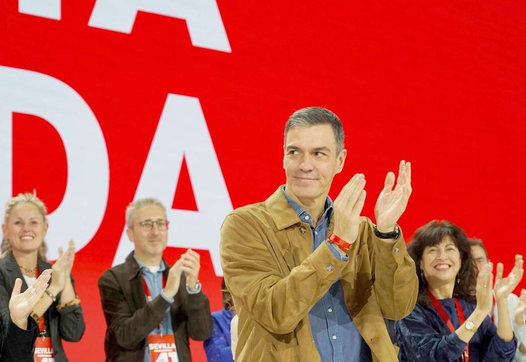 El PSOE cierra filas con Sánchez y  denuncia una "cacería humana" sobre su dirección.