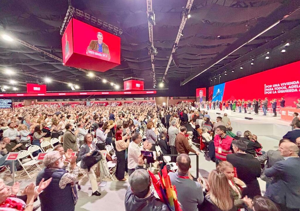 Jornada de clausura del 41 Congreso Federal del PSOE.  En la imagen, los delegados aplauden a Pedro Sánchez en su intervención.